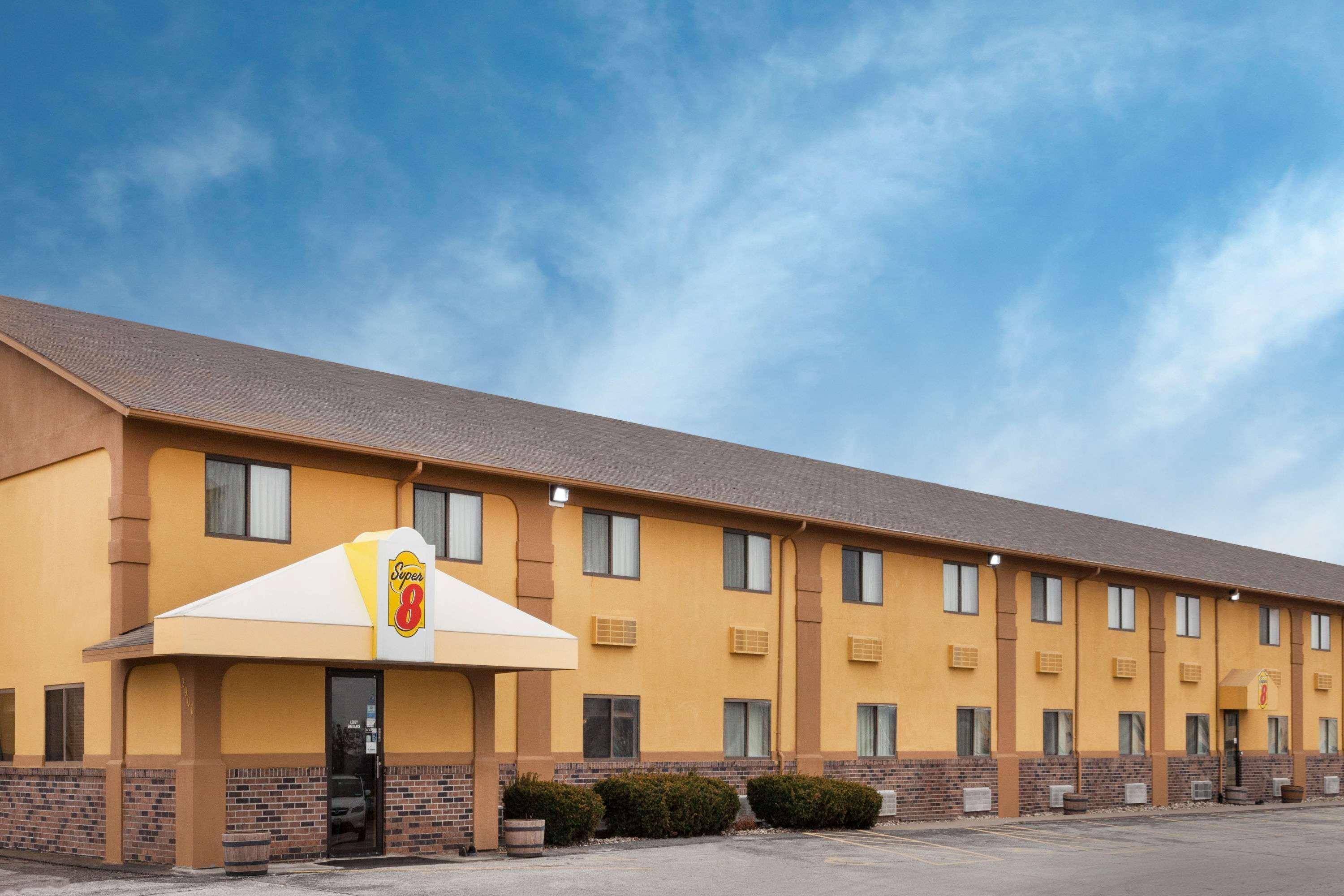 Super 8 By Wyndham Muscatine Hotel Exterior photo