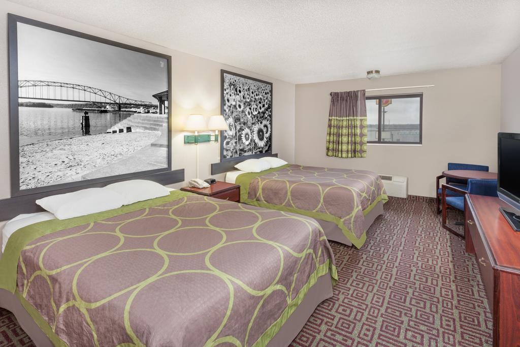 Super 8 By Wyndham Muscatine Hotel Exterior photo